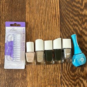 Nail Polish Set with Brush - NWT
